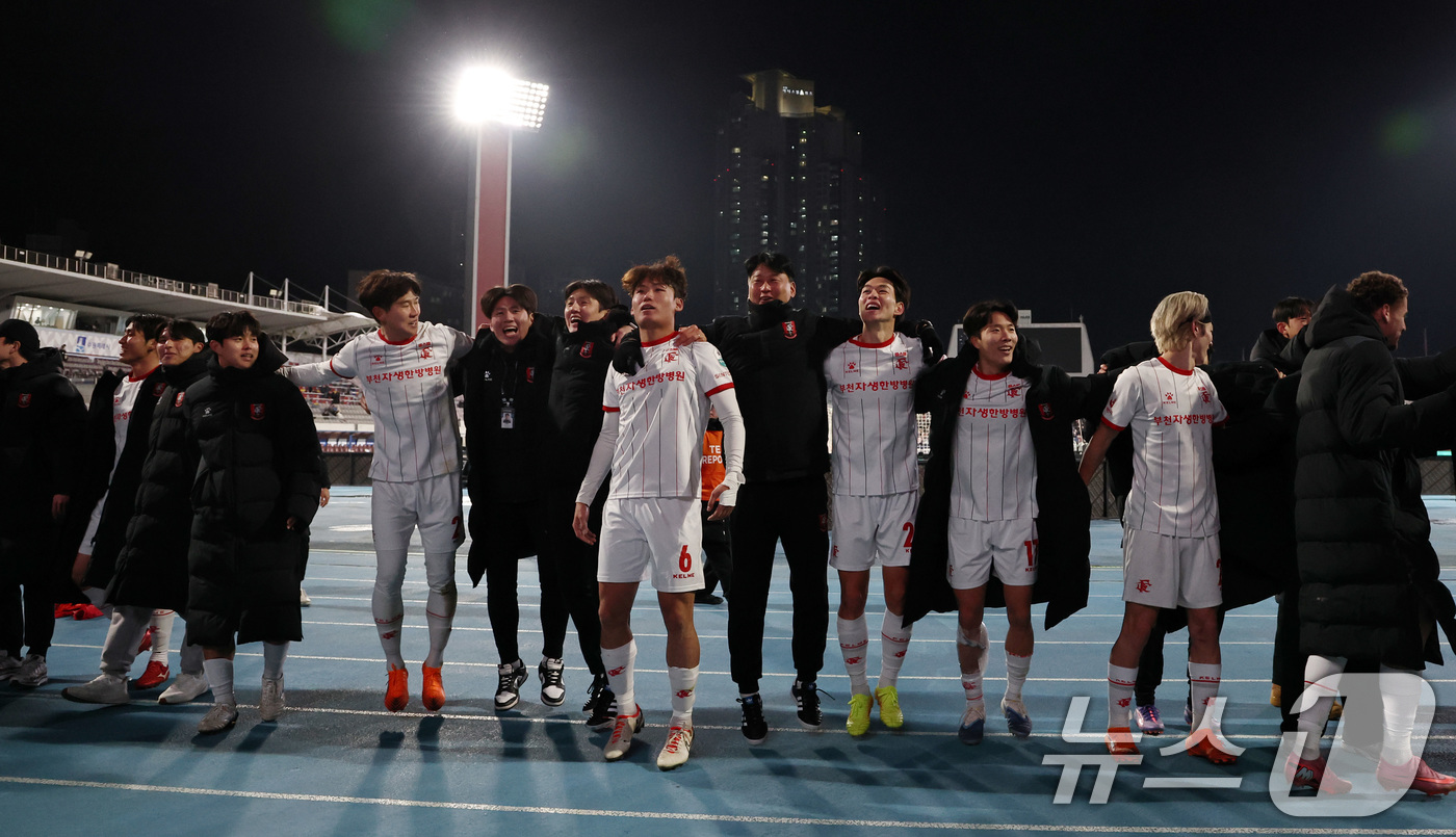 (수원=뉴스1) 구윤성 기자 = 8일 오후 경기 수원시 장안구 수원종합경기장에서 열린 하나은행 K리그 승강 플레이오프(PO) 2차전 수원FC와 부천FC의 경기, 수원FC에 3대 2 …