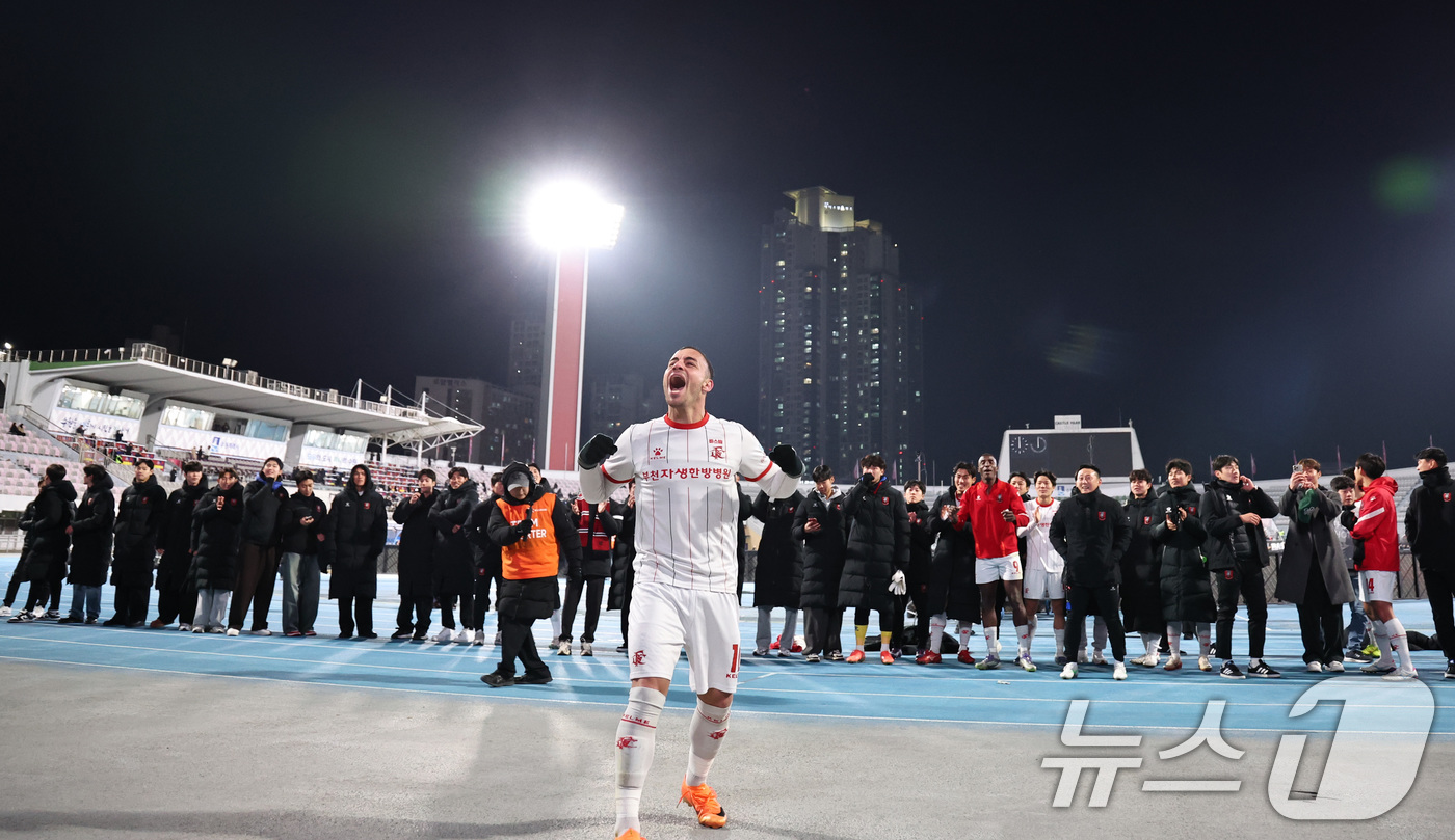 (수원=뉴스1) 구윤성 기자 = 8일 오후 경기 수원시 장안구 수원종합경기장에서 열린 하나은행 K리그 승강 플레이오프(PO) 2차전 수원FC와 부천FC의 경기, 바사니를 비롯한 부 …