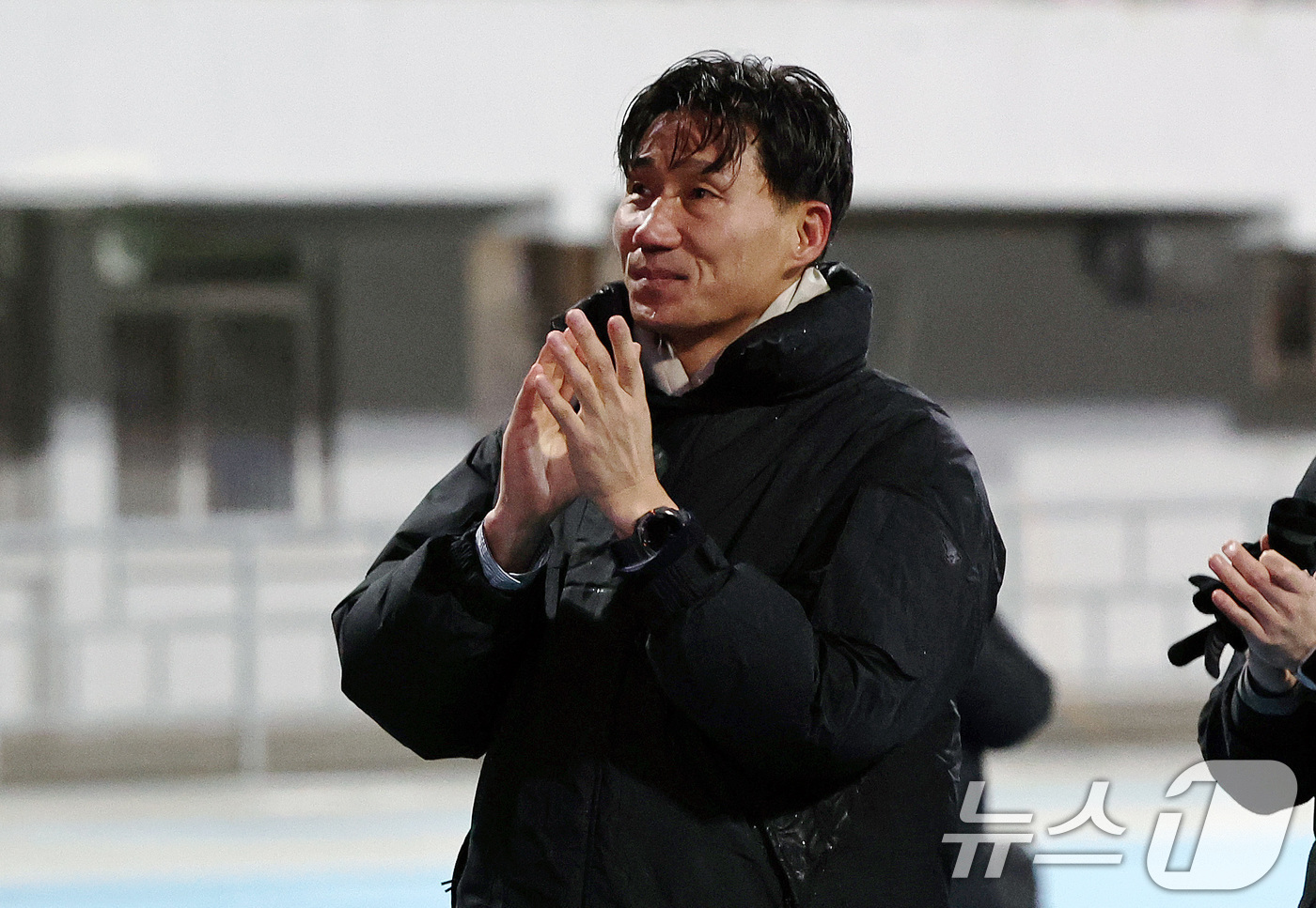 (수원=뉴스1) 구윤성 기자 = 이영민 부천FC 감독이 8일 오후 경기 수원시 장안구 수원종합경기장에서 열린 하나은행 K리그 승강 플레이오프(PO) 2차전 수원FC와 부천FC의 경 …