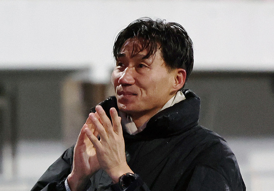 감사 인사하는 이영민 감독