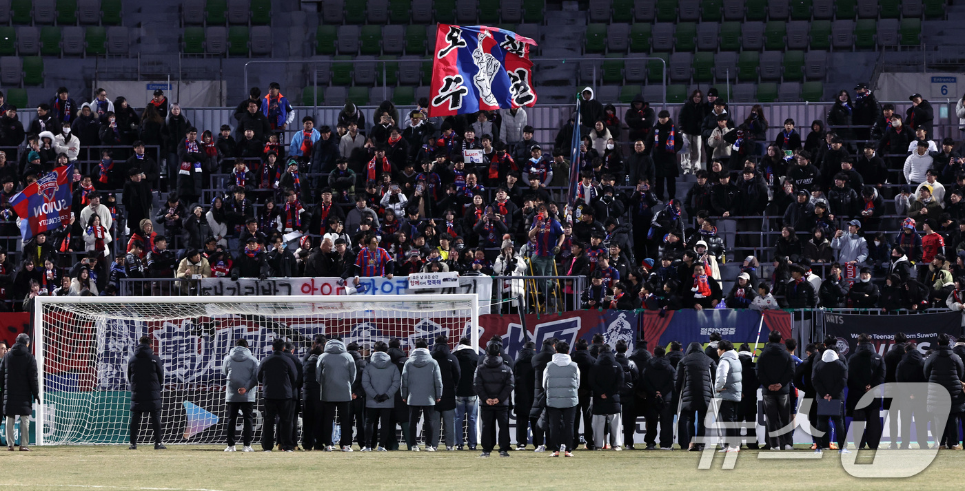 (수원=뉴스1) 구윤성 기자 = 8일 오후 경기 수원시 장안구 수원종합경기장에서 열린 하나은행 K리그 승강 플레이오프(PO) 2차전 수원FC와 부천FC의 경기, 부천FC에 2대 3 …
