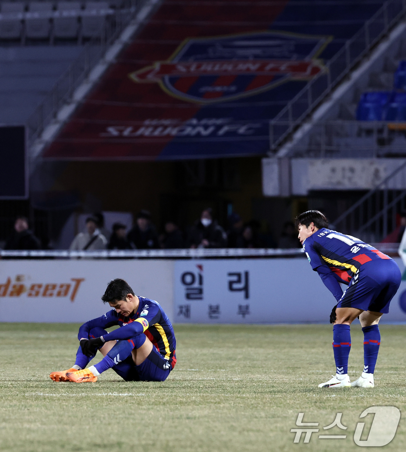 (수원=뉴스1) 구윤성 기자 = 8일 오후 경기 수원시 장안구 수원종합경기장에서 열린 하나은행 K리그 승강 플레이오프(PO) 2차전 수원FC와 부천FC의 경기, 부천FC에 2대 3 …