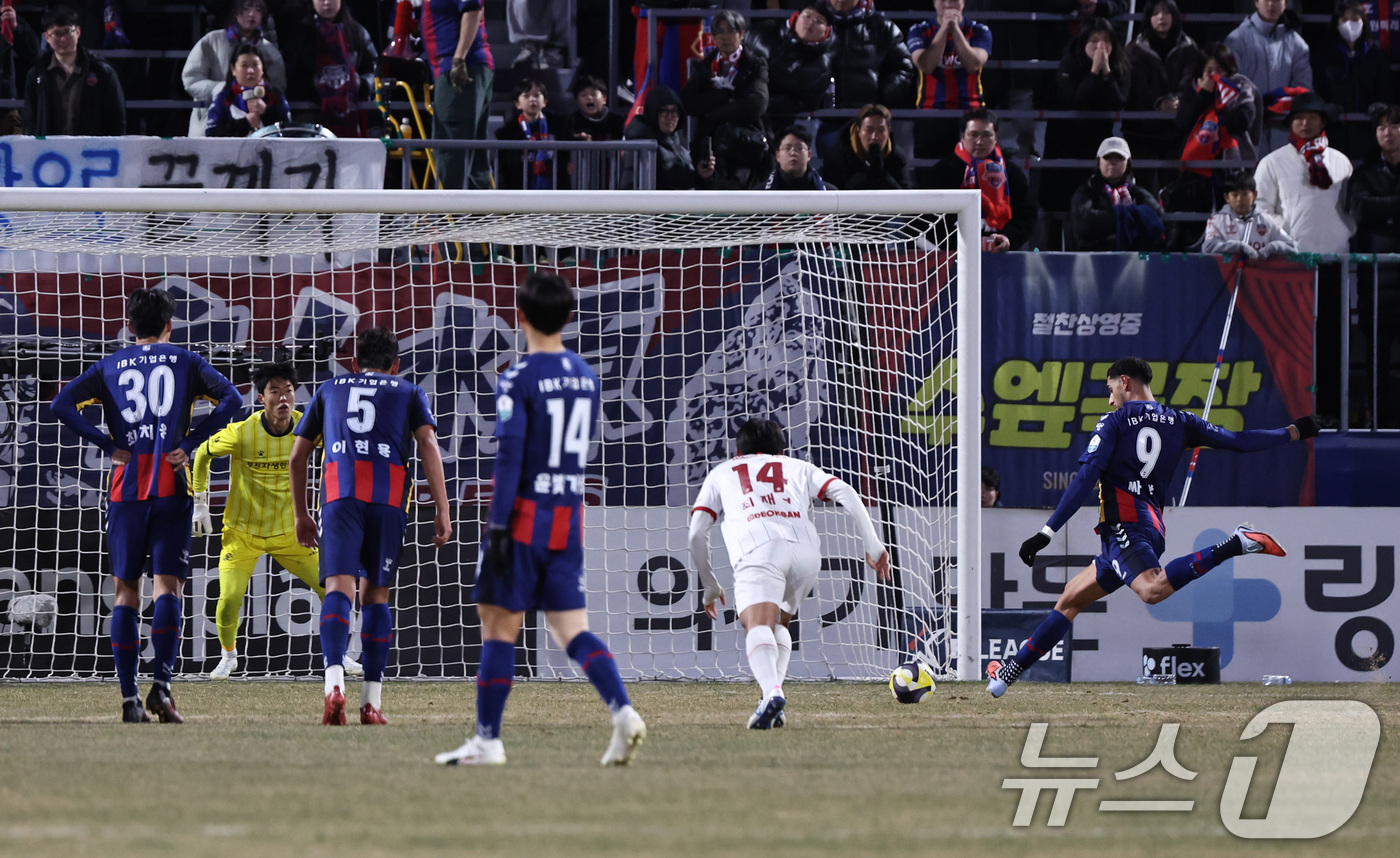 (수원=뉴스1) 구윤성 기자 = 8일 오후 경기 수원시 장안구 수원종합경기장에서 열린 하나은행 K리그 승강 플레이오프(PO) 2차전 수원FC와 부천FC의 경기, 수원FC 싸박이 후 …