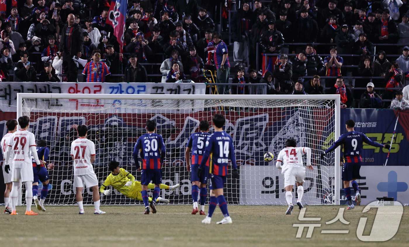 (수원=뉴스1) 구윤성 기자 = 8일 오후 경기 수원시 장안구 수원종합경기장에서 열린 하나은행 K리그 승강 플레이오프(PO) 2차전 수원FC와 부천FC의 경기, 수원FC 싸박이 후 …