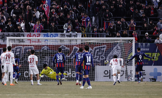 페널티킥 넣는 싸박