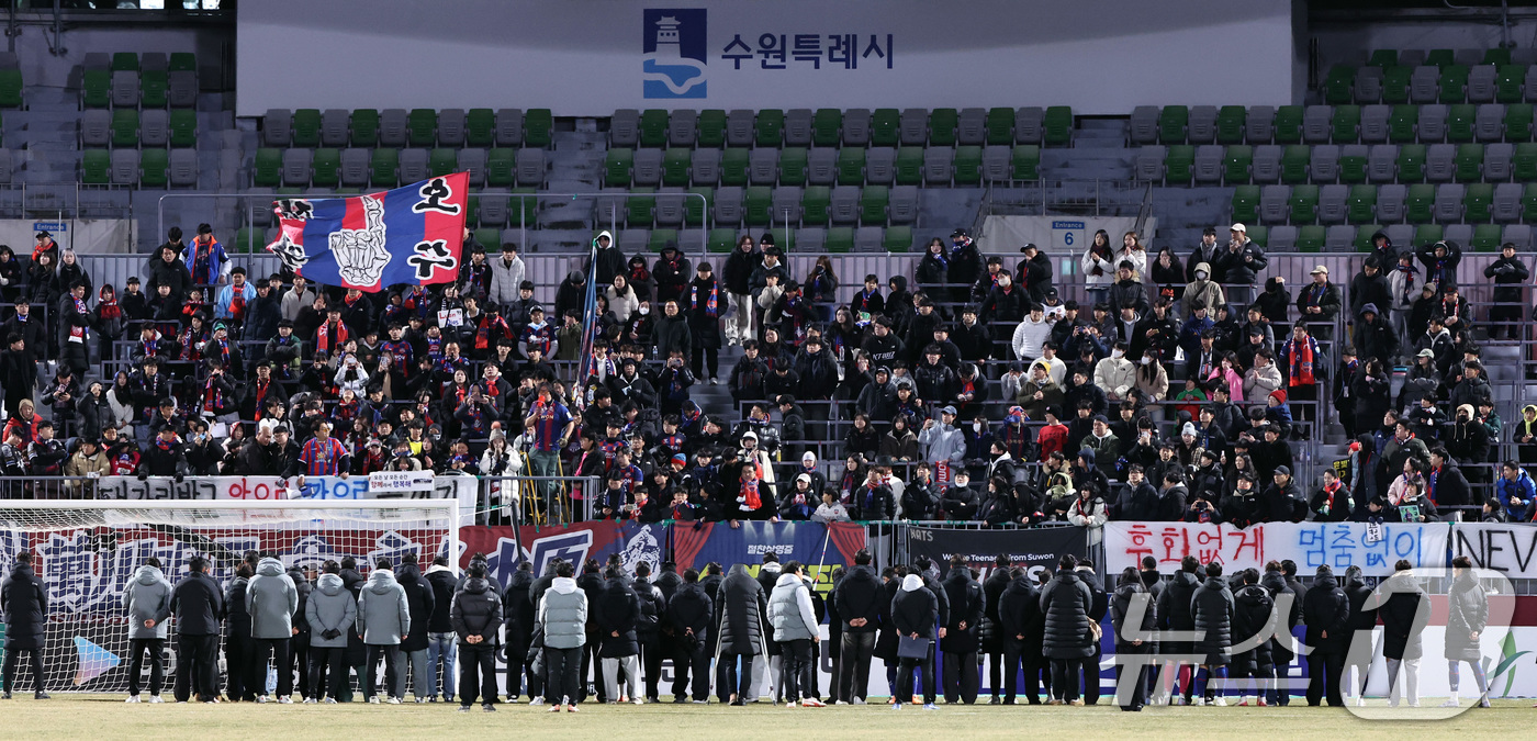 (수원=뉴스1) 구윤성 기자 = 8일 오후 경기 수원시 장안구 수원종합경기장에서 열린 하나은행 K리그 승강 플레이오프(PO) 2차전 수원FC와 부천FC의 경기, 부천FC에 2대 3 …