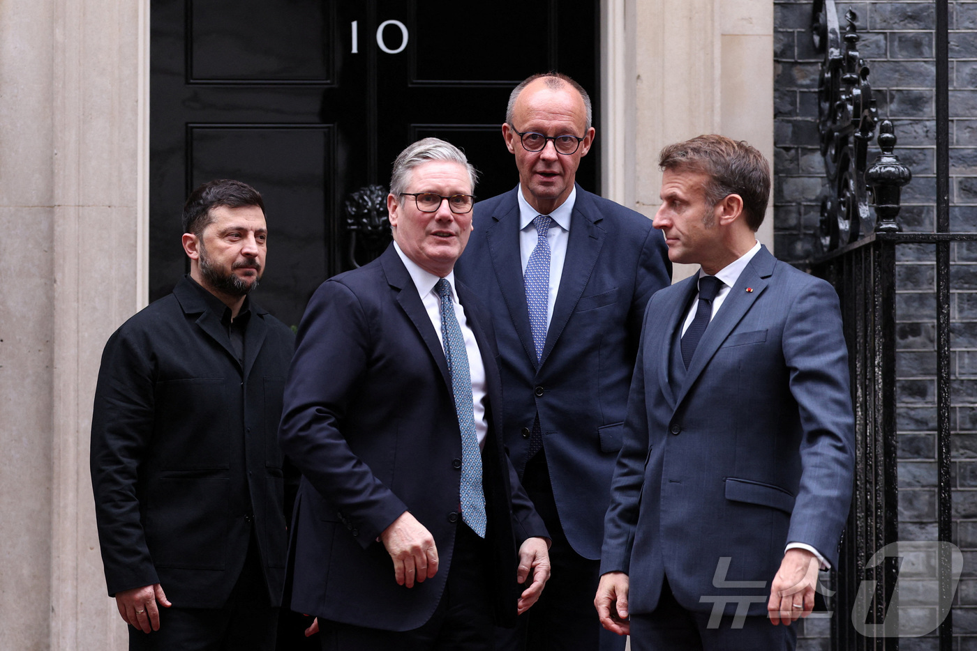 (런던 로이터=뉴스1) 김지완 기자 = (왼쪽부터) 볼로디미르 젤렌스키 우크라이나 대통령, 키어 스타머 영국 총리, 프리드리히 메르츠 독일 총리, 에마뉘엘 마크롱 프랑스 대통령이 …