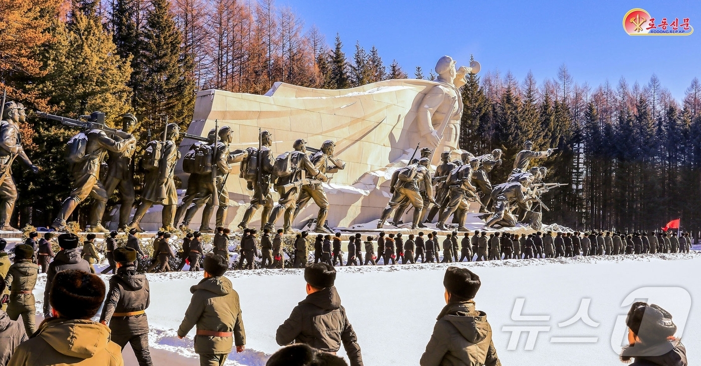 (평양 노동신문=뉴스1) = 북한 노동당 기관지 노동신문은 9일 삼지연대기념비를 조명하며 "백두의 행군길을 꿋꿋이 이어갈 계승자들의 대오가 굽이쳐흐른다"고 선전했다. [국내에서만 …