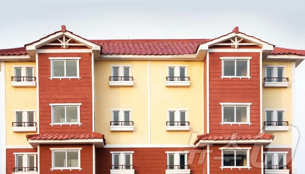 (평양 노동신문=뉴스1) = 북한 노동당 기관지 노동신문은 9일 자강도 농촌경리위원회 장평농장과 희천시 송지농장에 새 주택 입주 모임이 진행됐다고 보도했다. 모임들에는 자강도와 장 …