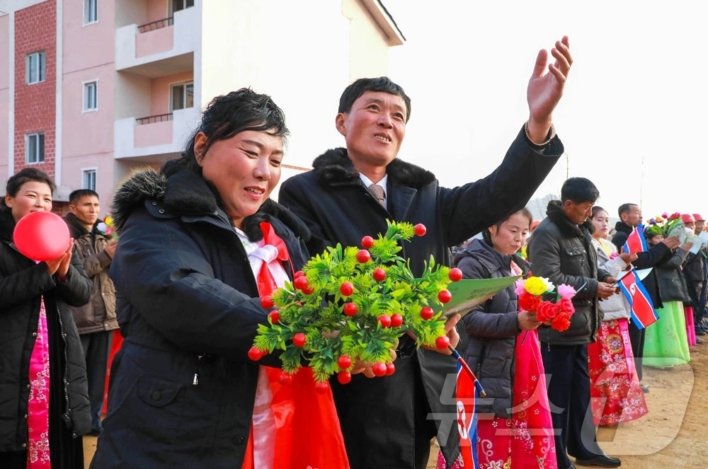 (평양 노동신문=뉴스1) = 북한 노동당 기관지 노동신문은 9일 자강도 농촌경리위원회 장평농장과 희천시 송지농장에 새 주택 입주 모임이 진행됐다고 보도했다. 모임들에는 자강도와 장 …