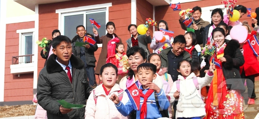 (평양 노동신문=뉴스1) = 북한 노동당 기관지 노동신문은 9일 자강도 농촌경리위원회 장평농장과 희천시 송지농장에 새 주택 입주 모임이 진행됐다고 보도했다. 모임들에는 자강도와 장 …