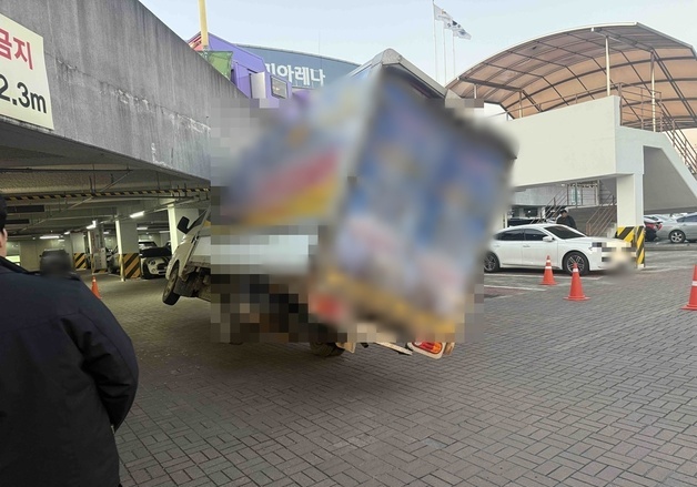 높이제한 무시하고 진입하다 '꽈악'…바퀴 들린 탑차 '옴짝달싹'
