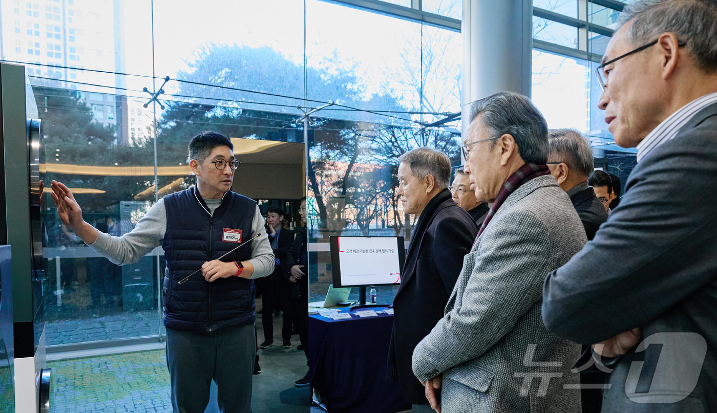 (서울=뉴스1) = LG전자는 지난 1975년 설립한 국내 민간기업 최초의 종합 연구소인 ‘가산 R&D 캠퍼스’가 설립 50주년을 맞이했다고 9일 밝혔다. 기념 행사에는 임직원은 …