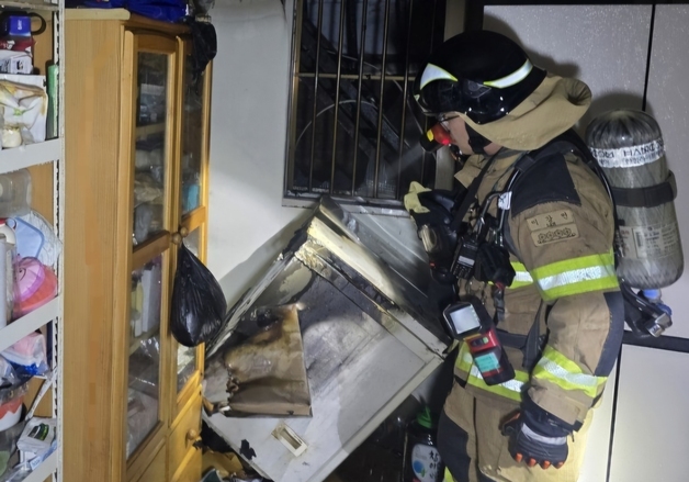 한밤 부천 주택서 김치냉장고 화재…9명 대피