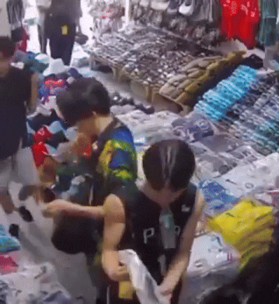 "CCTV 못봤구나"…발리 상점서 물건 슬쩍하는 日고교생들[영상]