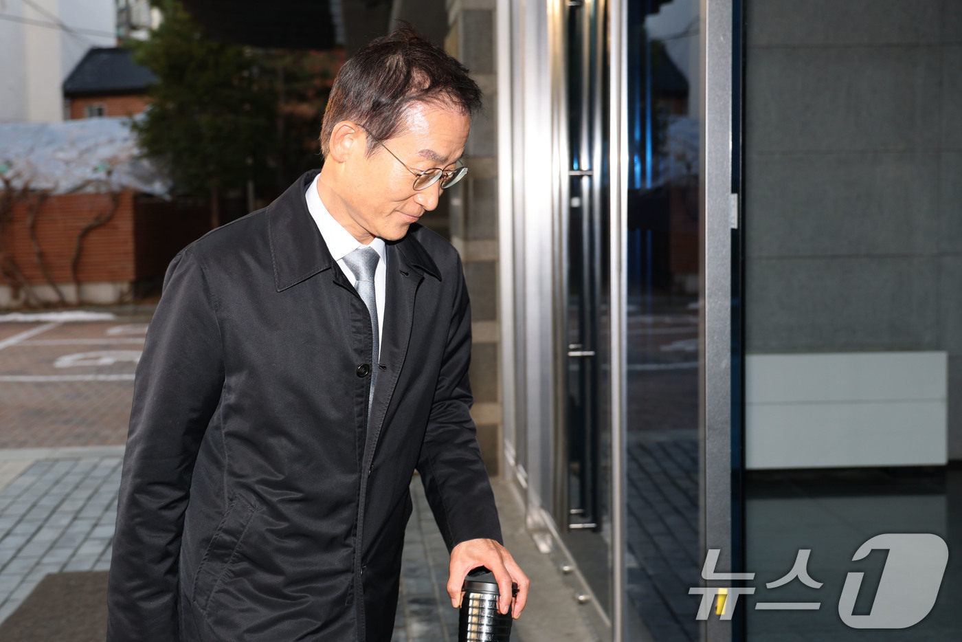 (서울=뉴스1) 이광호 기자 = 김호철 감사원장 후보자가 9일 오전 서울 종로구 금융감독원 연수원에 마련된 인사청문회 준비 사무실로 출근하고 있다.  2025.12.9/뉴스1