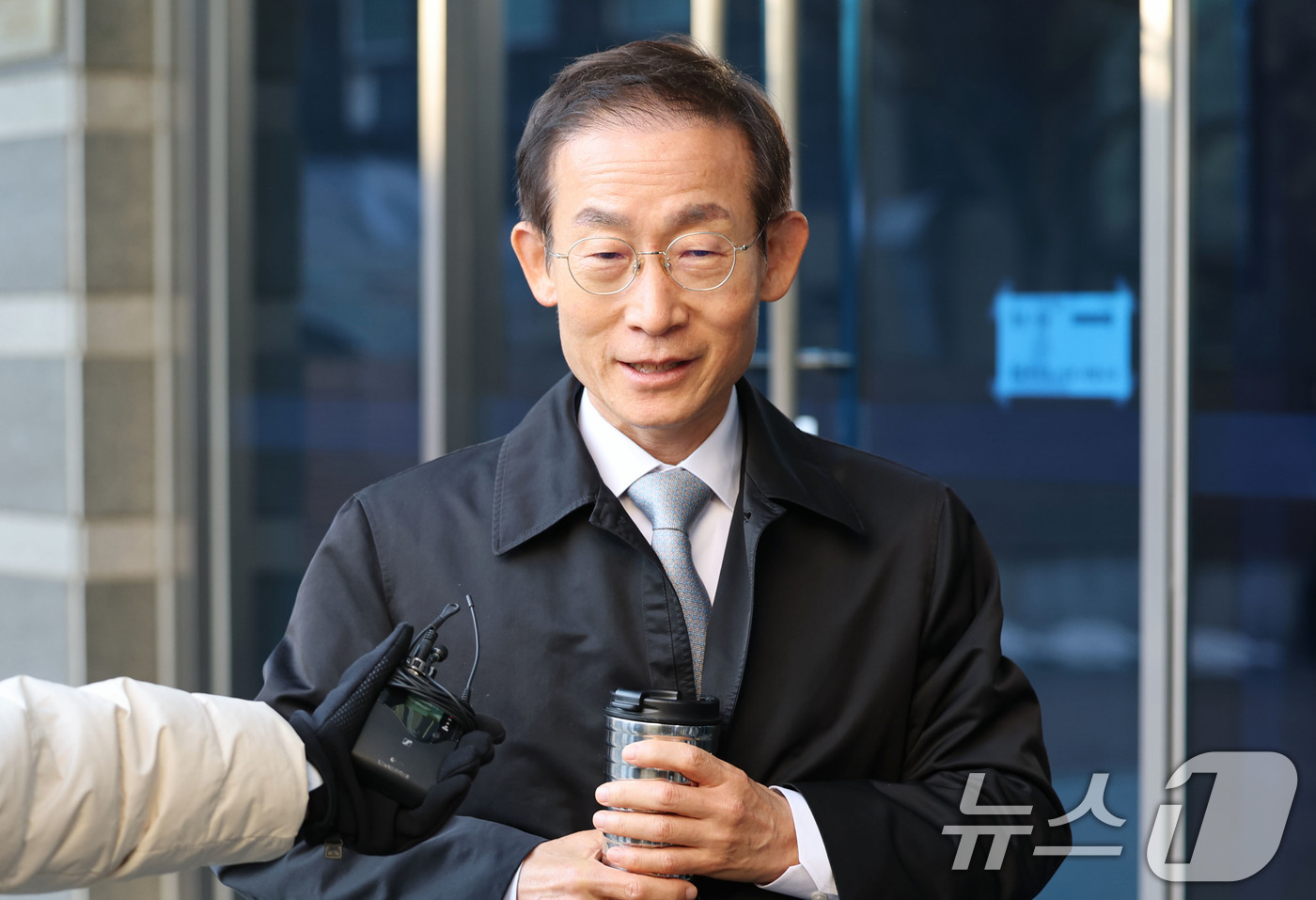 (서울=뉴스1) 이광호 기자 = 김호철 감사원장 후보자가 9일 오전 서울 종로구 금융감독원 연수원에 마련된 인사청문회 준비 사무실로 출근하며 취재진의 질문에 답하고 있다.  202 …