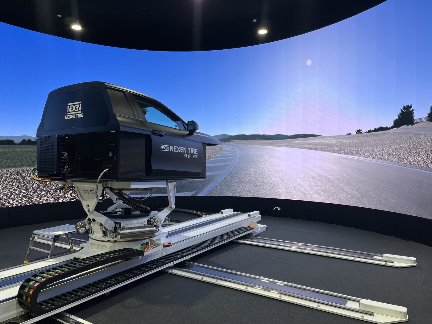 본문 이미지 - 넥센타이어가 지난 8월 국내 자동차 업계 최초로 도입한 고성능 드라이빙 시뮬레이터의 모습&#40;자료사진. 넥센타이어 제공&#41;. 2025.12.09.