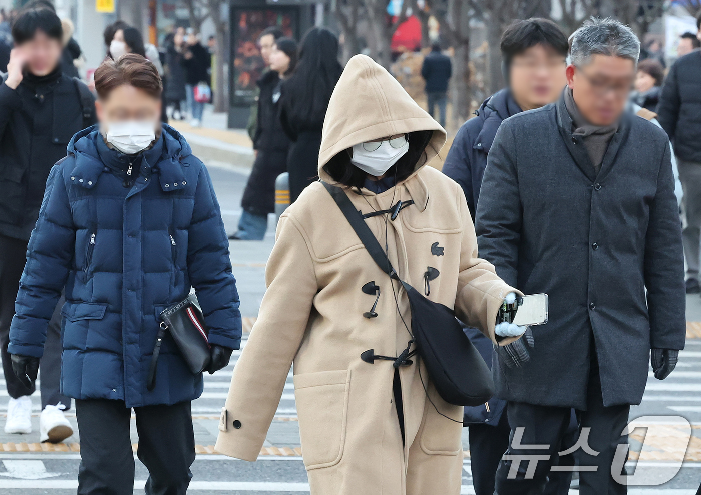 (서울=뉴스1) 장수영 기자 = 영하권의 기온을 보인 9일 오전 서울 종로구 세종대로 사거리에서 두터운 외투를 입은 시민들이 출근길을 나서고 있다.  2025.12.9/뉴스1