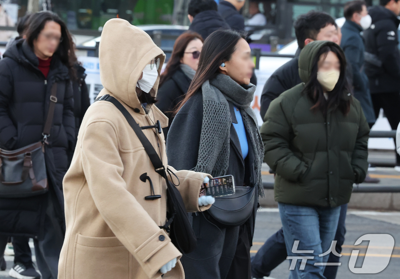 (서울=뉴스1) 장수영 기자 = 영하권의 기온을 보인 9일 오전 서울 종로구 세종대로 사거리에서 두터운 외투를 입은 시민들이 출근길을 나서고 있다.  2025.12.9/뉴스1