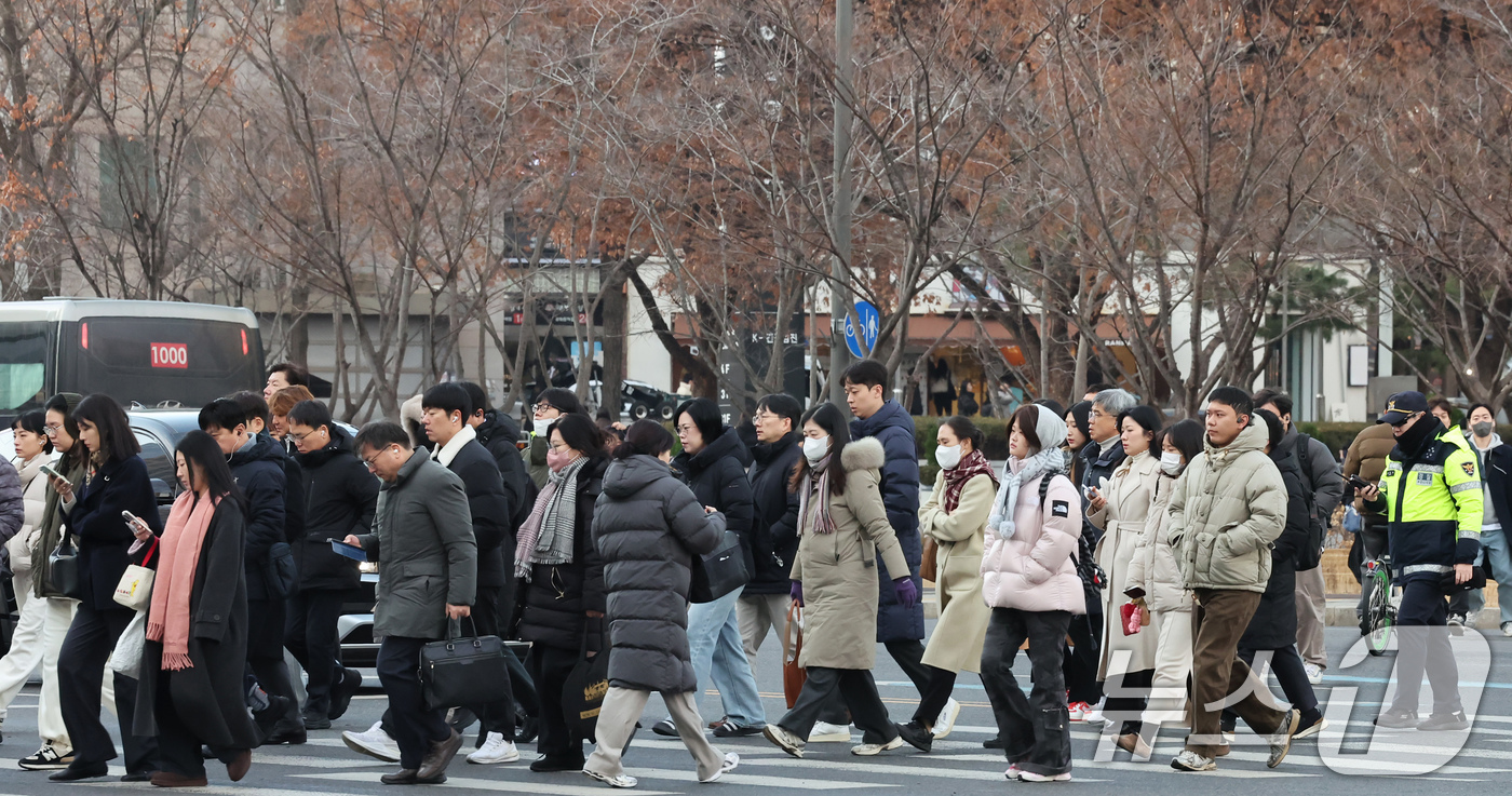 (서울=뉴스1) 장수영 기자 = 영하권의 기온을 보인 9일 오전 서울 종로구 세종대로 사거리에서 두터운 외투를 입은 시민들이 출근길을 나서고 있다.  2025.12.9/뉴스1