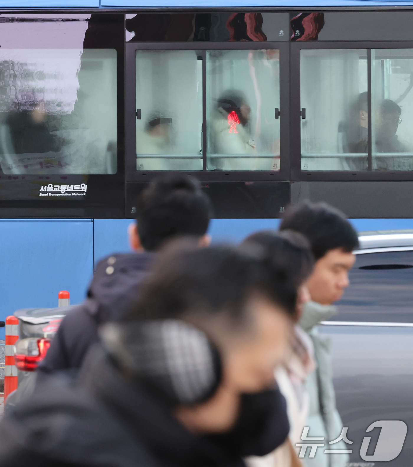 (서울=뉴스1) 장수영 기자 = 영하권의 기온을 보인 9일 오전 서울 종로구 세종대로 사거리 앞을 지나는 버스 창문에 기온차로 인한 물방울이 맺혀 있다.  2025.12.9/뉴스1 …