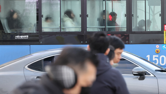 영하권 날씨에 뿌옇게 변한 버스 창문