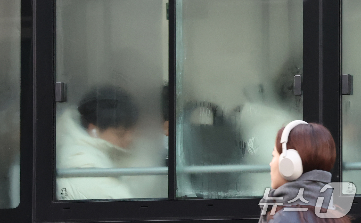 (서울=뉴스1) 장수영 기자 = 영하권의 기온을 보인 9일 오전 서울 종로구 세종대로 사거리 앞을 지나는 버스 창문에 기온차로 인한 물방울이 맺혀 있다.  2025.12.9/뉴스1 …