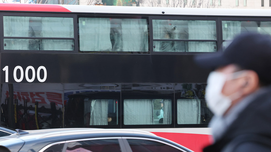 영하권 날씨에 물방울 맺힌 버스 창문