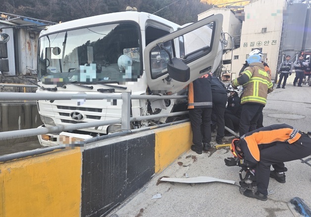 경사로서 미끄러지는 레미콘 차량 막으려던 60대 숨져