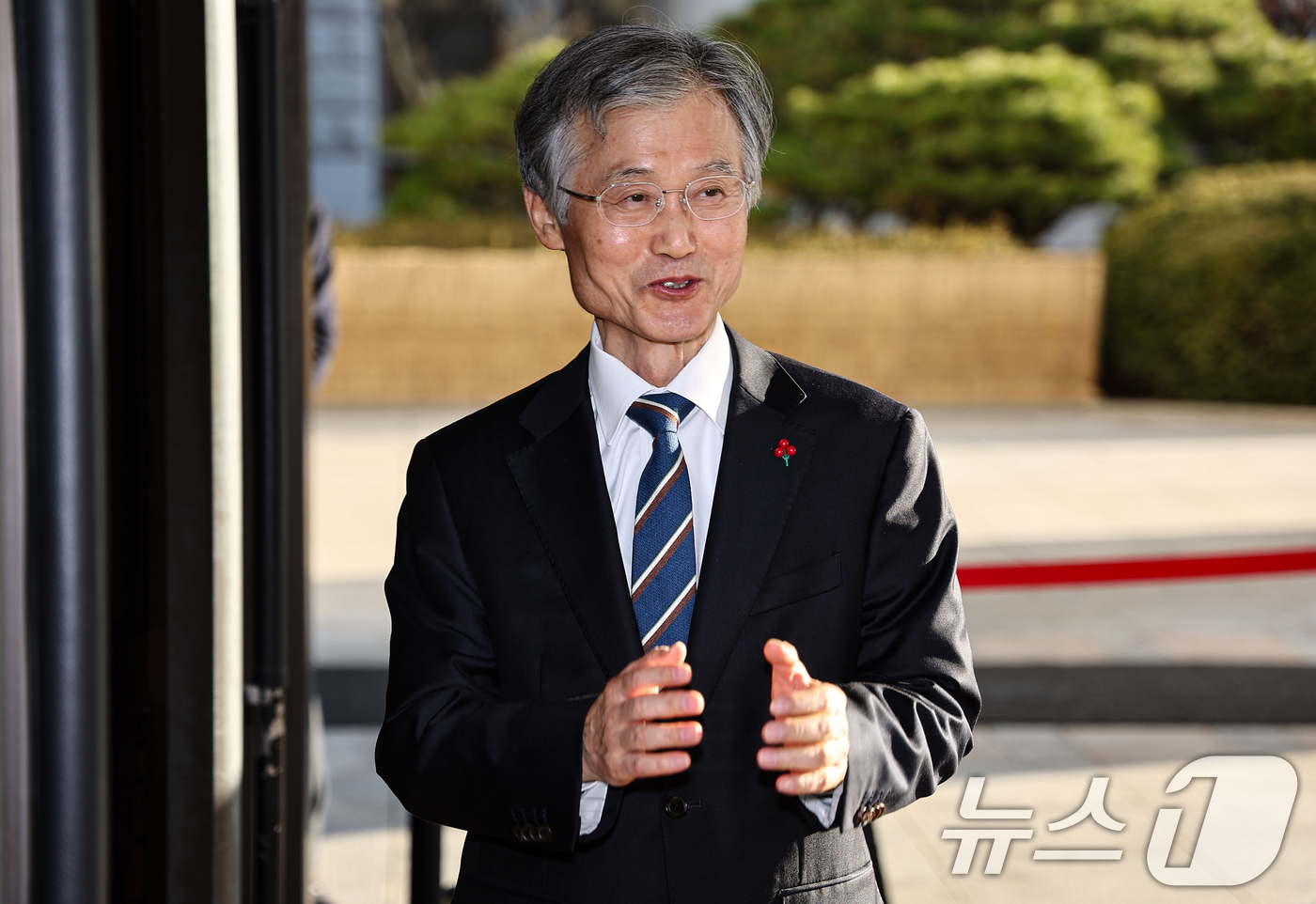 (서울=뉴스1) 김도우 기자 = 조희대 대법원장이 9일 오전 서울 서초구 대법원으로 출근하며 취재진 질문에 답하고 있다. 2025.12.9/뉴스1