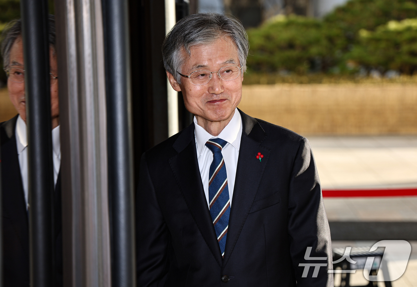 (서울=뉴스1) 김도우 기자 = 조희대 대법원장이 9일 오전 서울 서초구 대법원으로 출근하며 취재진 질문에 답하며 미소짓고 있다. 2025.12.9/뉴스1