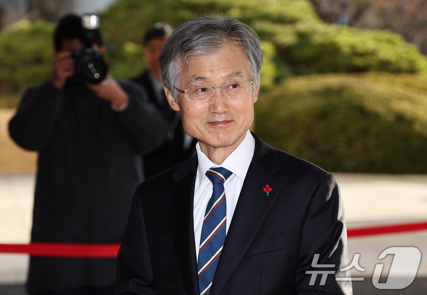 (서울=뉴스1) 김도우 기자 = 조희대 대법원장이 9일 오전 서울 서초구 대법원으로 출근하며 취재진 질문을 듣고 있다. 2025.12.9/뉴스1