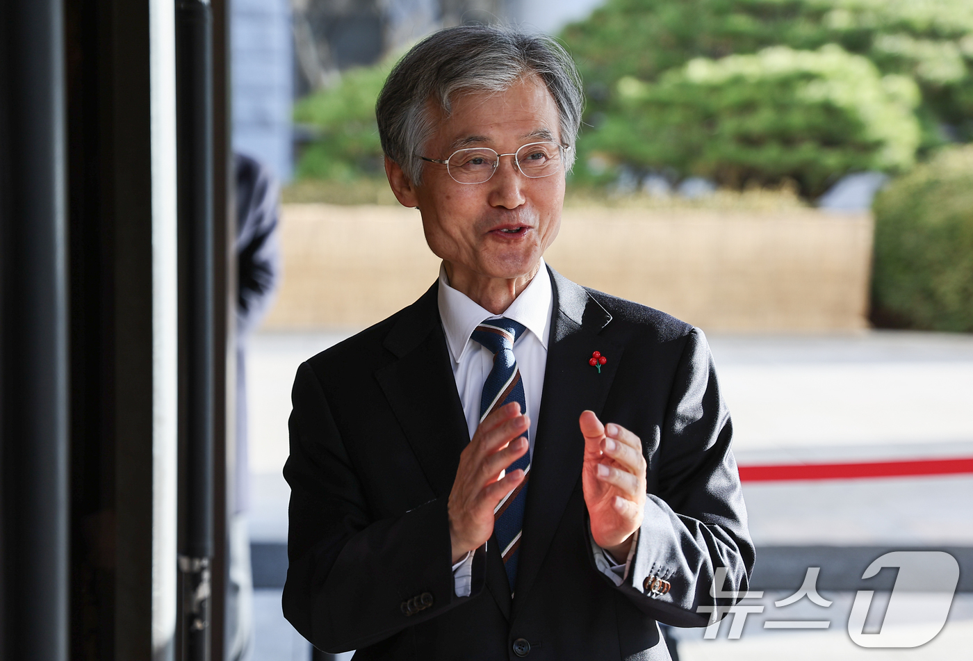 (서울=뉴스1) 김도우 기자 = 조희대 대법원장이 9일 오전 서울 서초구 대법원으로 출근하며 취재진 질문에 답하고 있다. 2025.12.9/뉴스1