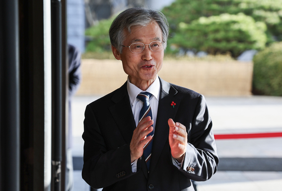 취재진 질문에 답하는 조희대 대법원장