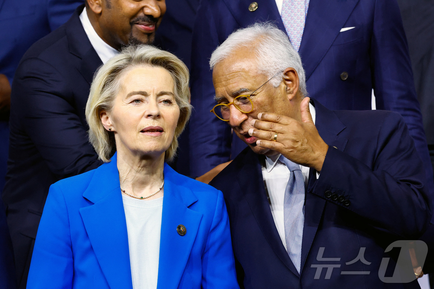 (요하네스버그 로이터=뉴스1) 강민경 기자 = 우르줄라 폰데어라이엔 유럽연합(EU) 집행위원장과 안토니우 코스타 유럽의회 상임의장이 11월 22일 남아프리카공화국 요하네스버그에서 …