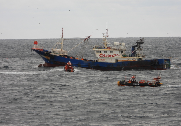 해경, EEZ서 불법조업 중국 어선 6척 나포…2.4억 징수