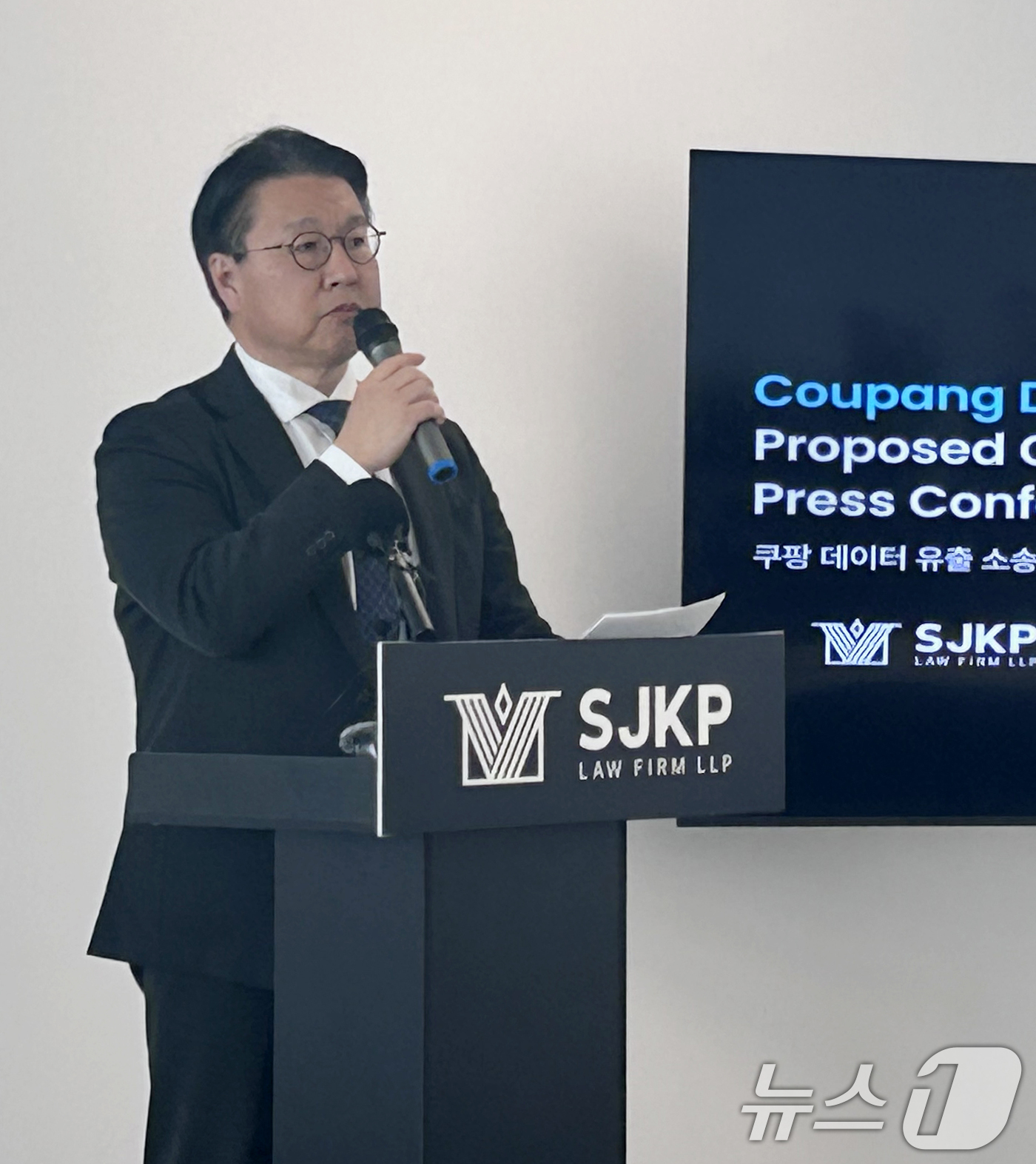 (워싱턴=뉴스1) 류정민 특파원 = 김국일 대륜 경영대표가 8일(현지시간) 뉴욕 맨해튼 사무소에서 기자회견을 열고 쿠팡 모기업인 쿠팡 아이엔씨(Inc.)를 상대로 한 소송 계획을 …