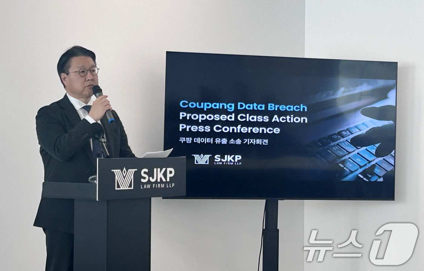 (워싱턴=뉴스1) 류정민 특파원 = 김국일 대륜 경영대표가 8일(현지시간) 뉴욕 맨해튼 사무소에서 기자회견을 열고 쿠팡 모기업인 쿠팡 아이엔씨(Inc.)를 상대로 한 소송 계획을 …