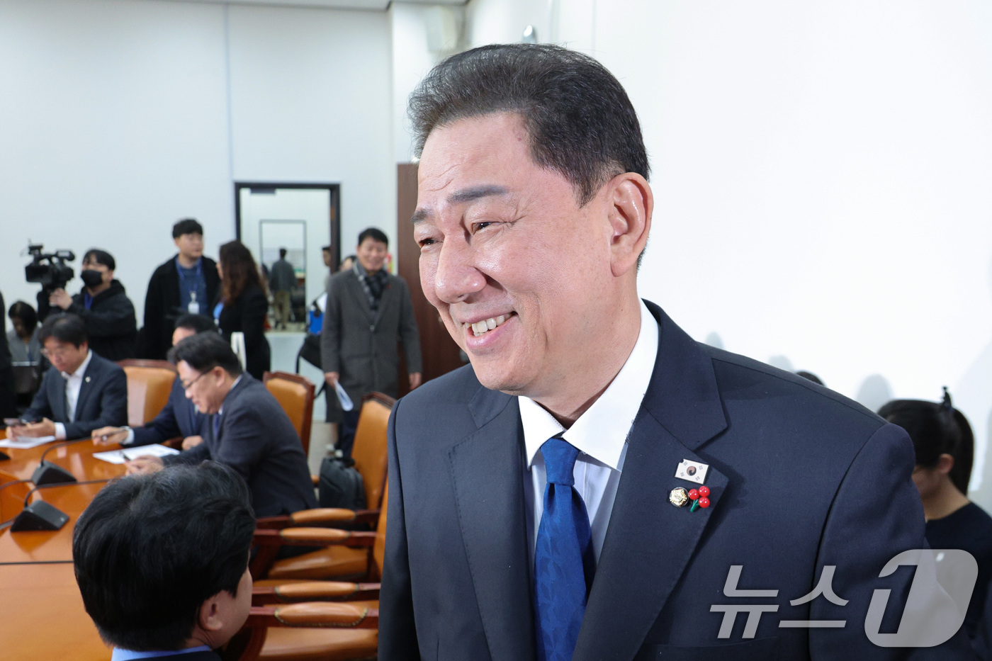 (서울=뉴스1) 신웅수 기자 = 김병기 더불어민주당 원내대표가 9일 서울 여의도 국회에서 열린 원내대책회의에 참석하고 있다. 2025.12.9/뉴스1