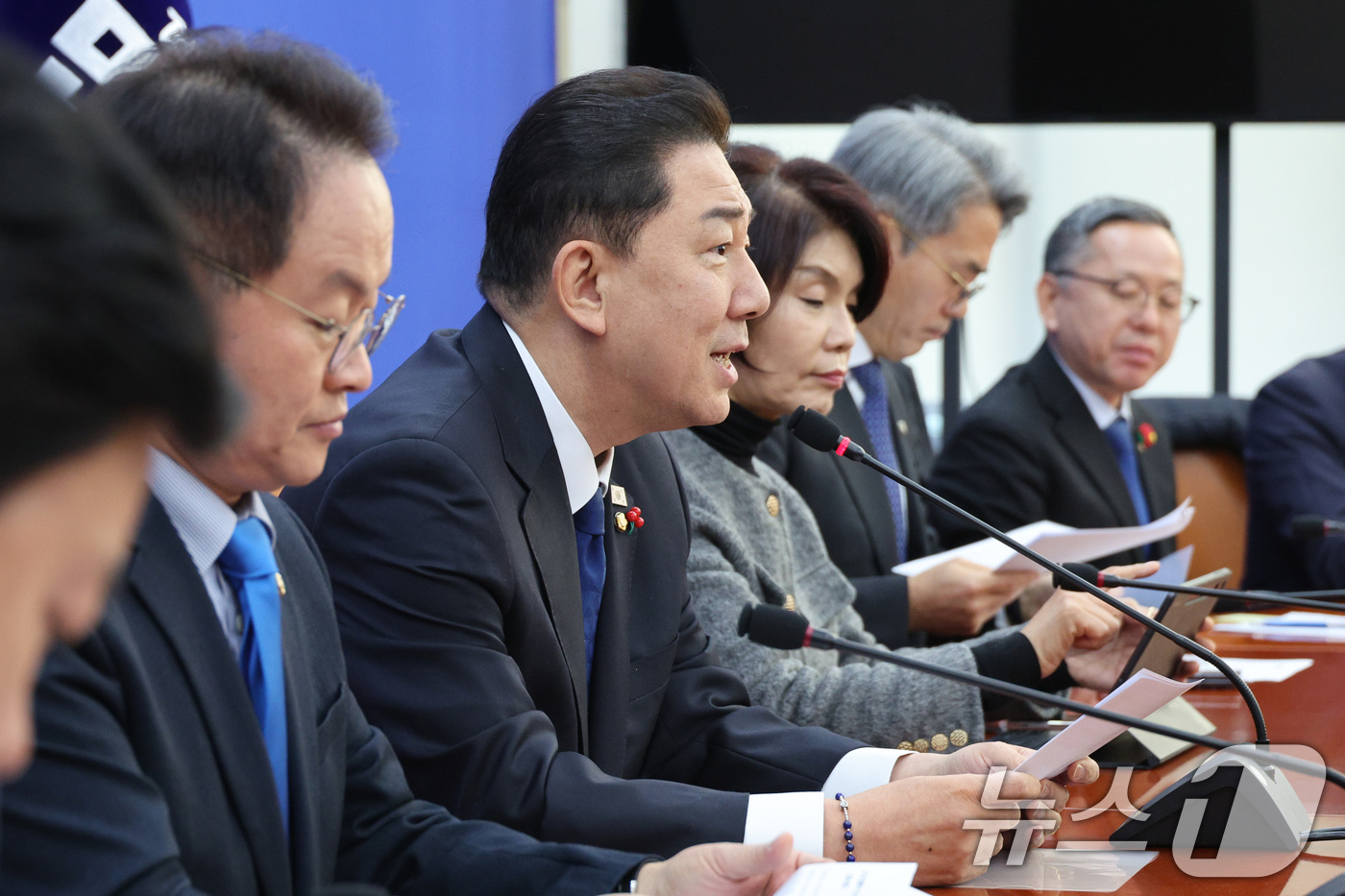 (서울=뉴스1) 신웅수 기자 = 김병기 더불어민주당 원내대표가 9일 서울 여의도 국회에서 열린 원내대책회의에서 발언하고 있다. 2025.12.9/뉴스1