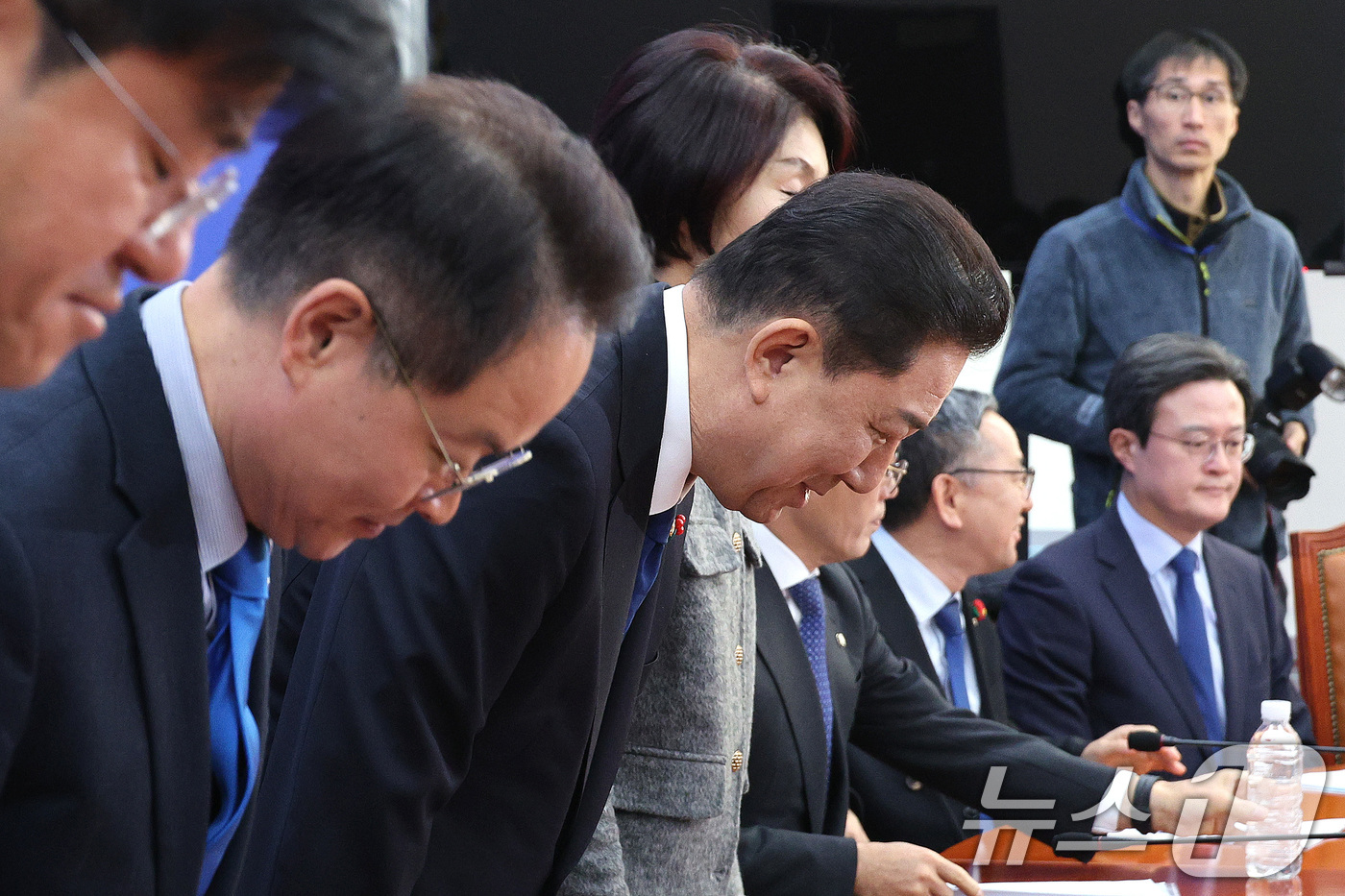 (서울=뉴스1) 신웅수 기자 = 김병기 더불어민주당 원내대표가 9일 서울 여의도 국회에서 열린 원내대책회의에서 인사하고 있다. 2025.12.9/뉴스1