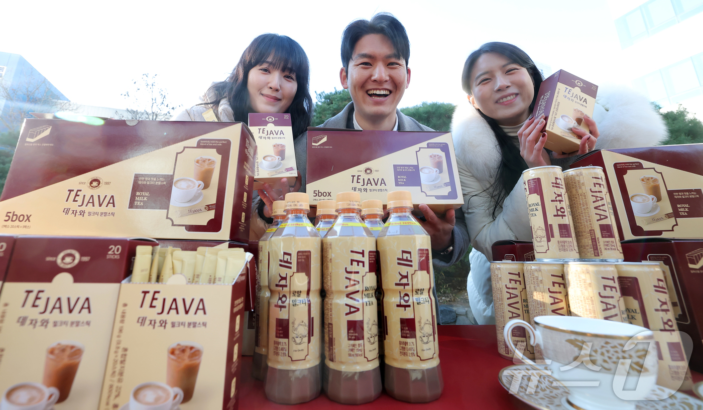 (서울=뉴스1) 권현진 기자 = 9일 오전 서울 동대문구 동아오츠카 서울사무소 앞 잔디마당에서 열린 국내 최초 밀크티 ‘데자와’ 분말스틱 출시 기념행사에서 모델들이 포즈를 취하고 …