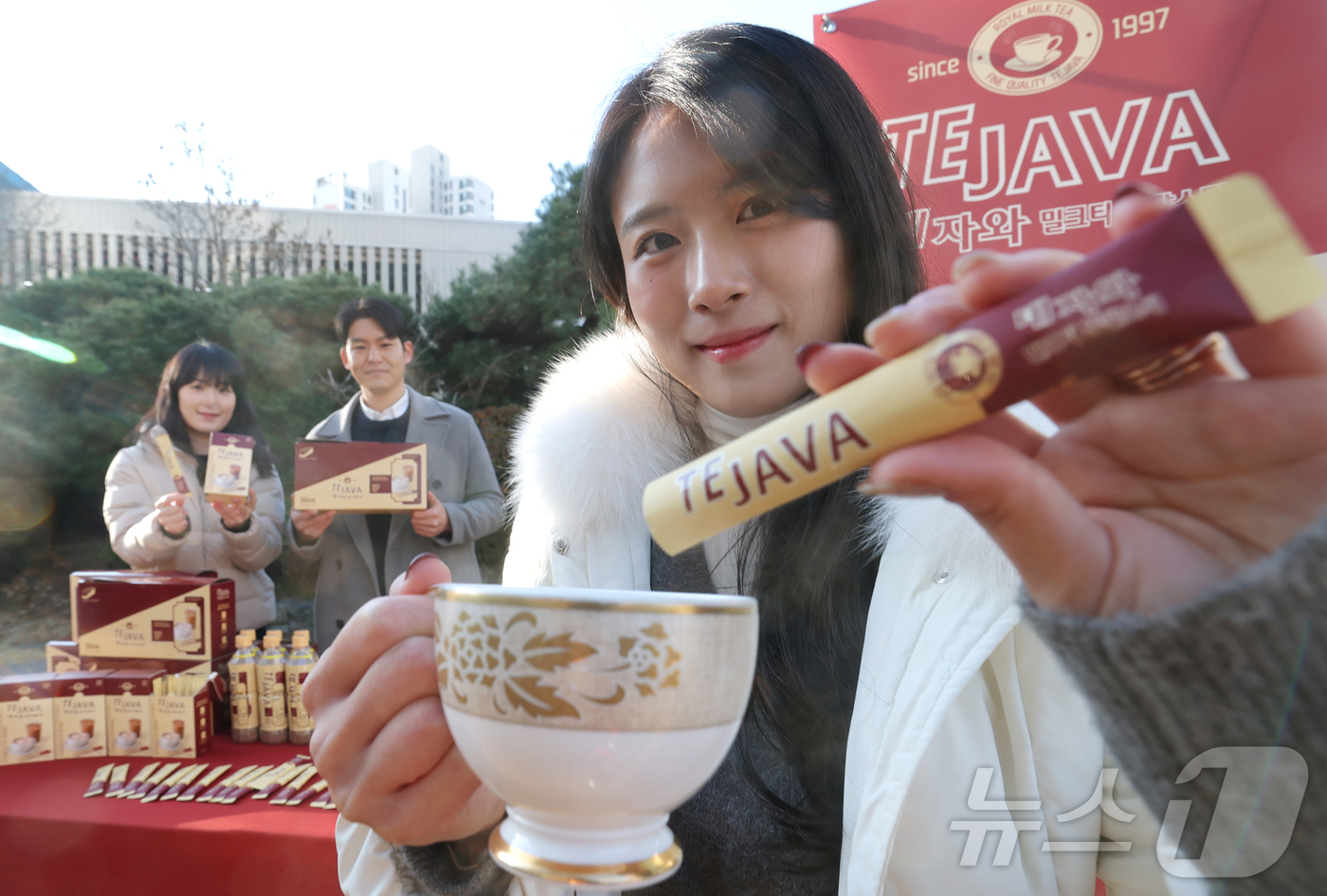 (서울=뉴스1) 권현진 기자 = 9일 오전 서울 동대문구 동아오츠카 서울사무소 앞 잔디마당에서 열린 국내 최초 밀크티 ‘데자와’ 분말스틱 출시 기념행사에서 모델들이 포즈를 취하고 …