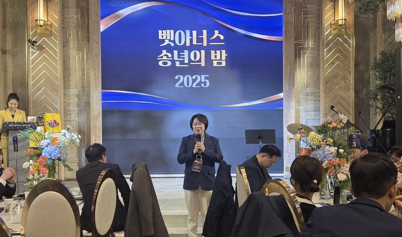 본문 이미지 - 지난 8일 신사경 치 유니버시티 한국 지사장이 2025 벳아너스 송년의 밤에서 축사를 하고 있다. ⓒ 뉴스1 한송아 기자