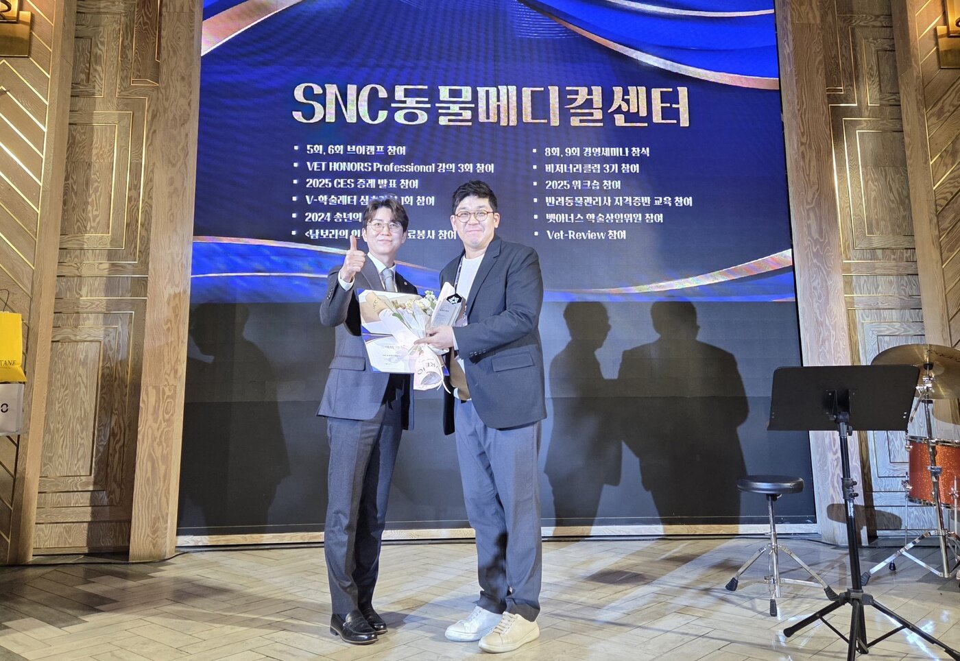본문 이미지 - 2025 벳아너스 송년의 밤에서 올해의 병원 대상을 받은 최중연 SNC동물메디컬센터 원장&#40;오른쪽&#41;이 서상혁 벳아너스 대표와 기념 사진을 찍고 있다. ⓒ 뉴스1 한송아 기자