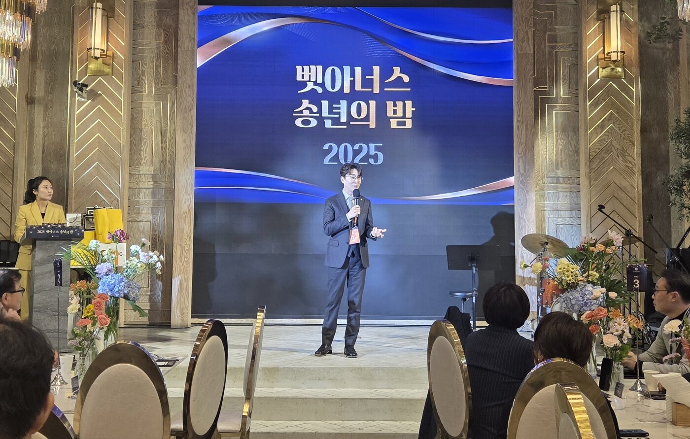 본문 이미지 - 서상혁 벳아너스 대표가 2025 송년의 밤에서 인사말을 하고 있다. ⓒ 뉴스1 한송아 기자