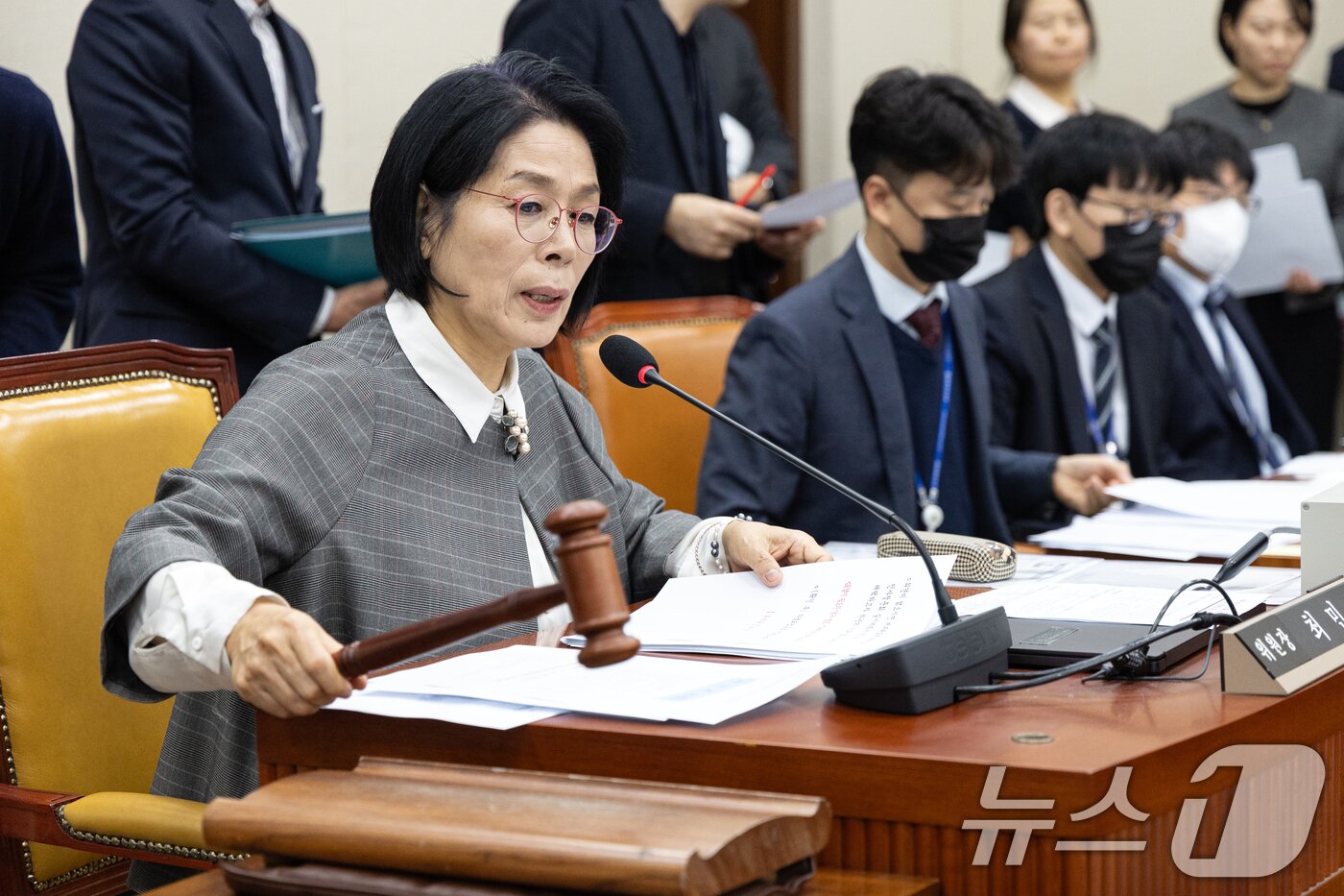 본문 이미지 - 9일 서울 여의도 국회에서 열린 제429회국회&#40;정기회&#41; 과학기술정보방송통신위원회 제19차 전체회의에서 최민희 위원장이 의사봉을 두드리고 있다. 2025.12.9/뉴스1 ⓒ News1 이승배 기자