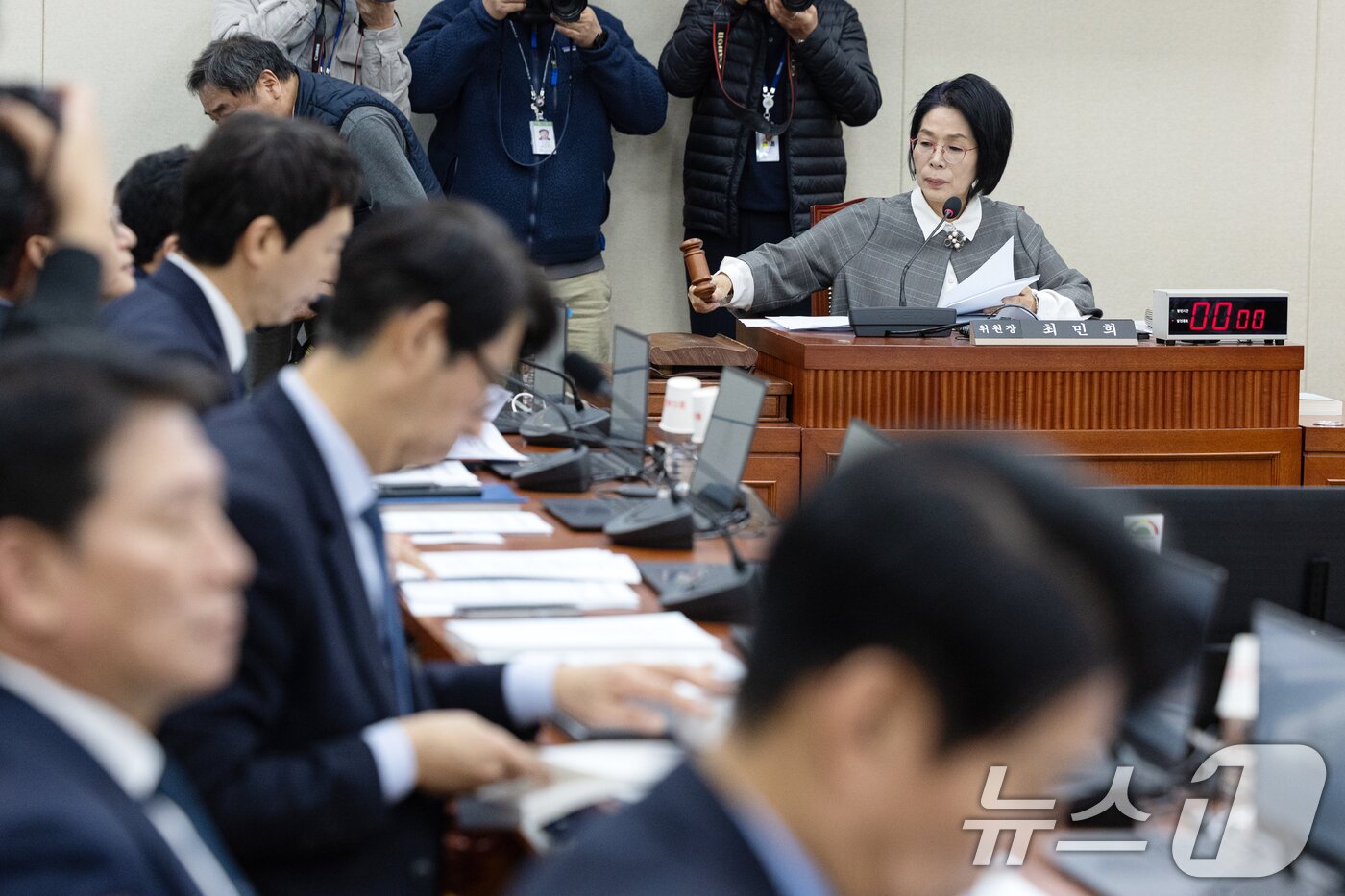 본문 이미지 - 9일 서울 여의도 국회에서 열린 제429회국회&#40;정기회&#41; 과학기술정보방송통신위원회 제19차 전체회의에서 최민희 위원장이 의사봉을 두드리고 있다. 2025.12.9/뉴스1 ⓒ News1 이승배 기자
