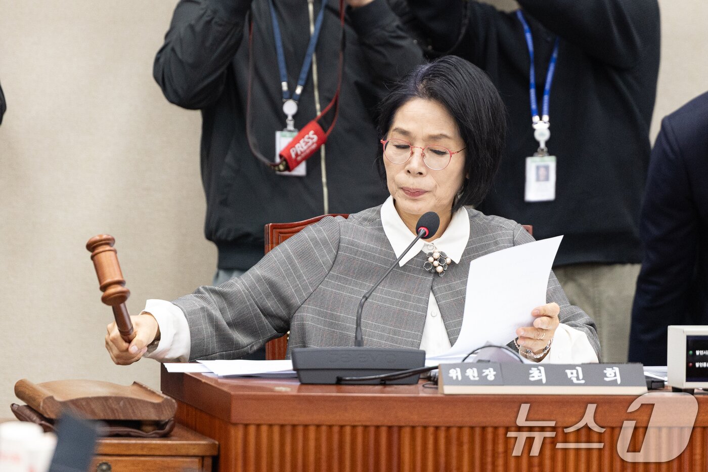 본문 이미지 - 지난해 12월 9일 서울 여의도 국회에서 열린 제429회 국회(정기회) 과학기술정보방송통신위원회 제19차 전체회의에서 최민희 위원장이 의사봉을 두드리고 있다. 2025.12.9/뉴스1 ⓒ News1 이승배 기자